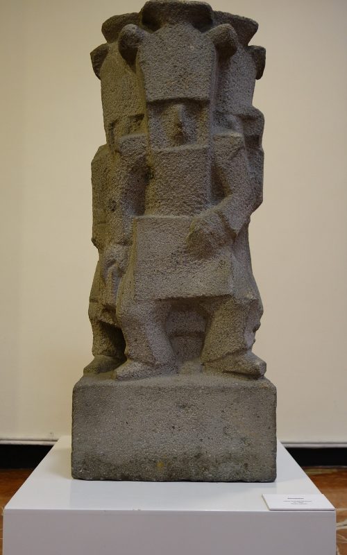 5- Jaime Andrade Moscoso. Danzantes (c.1950). Piedra tallada. Museo Nacional del Ecuador, Quito.